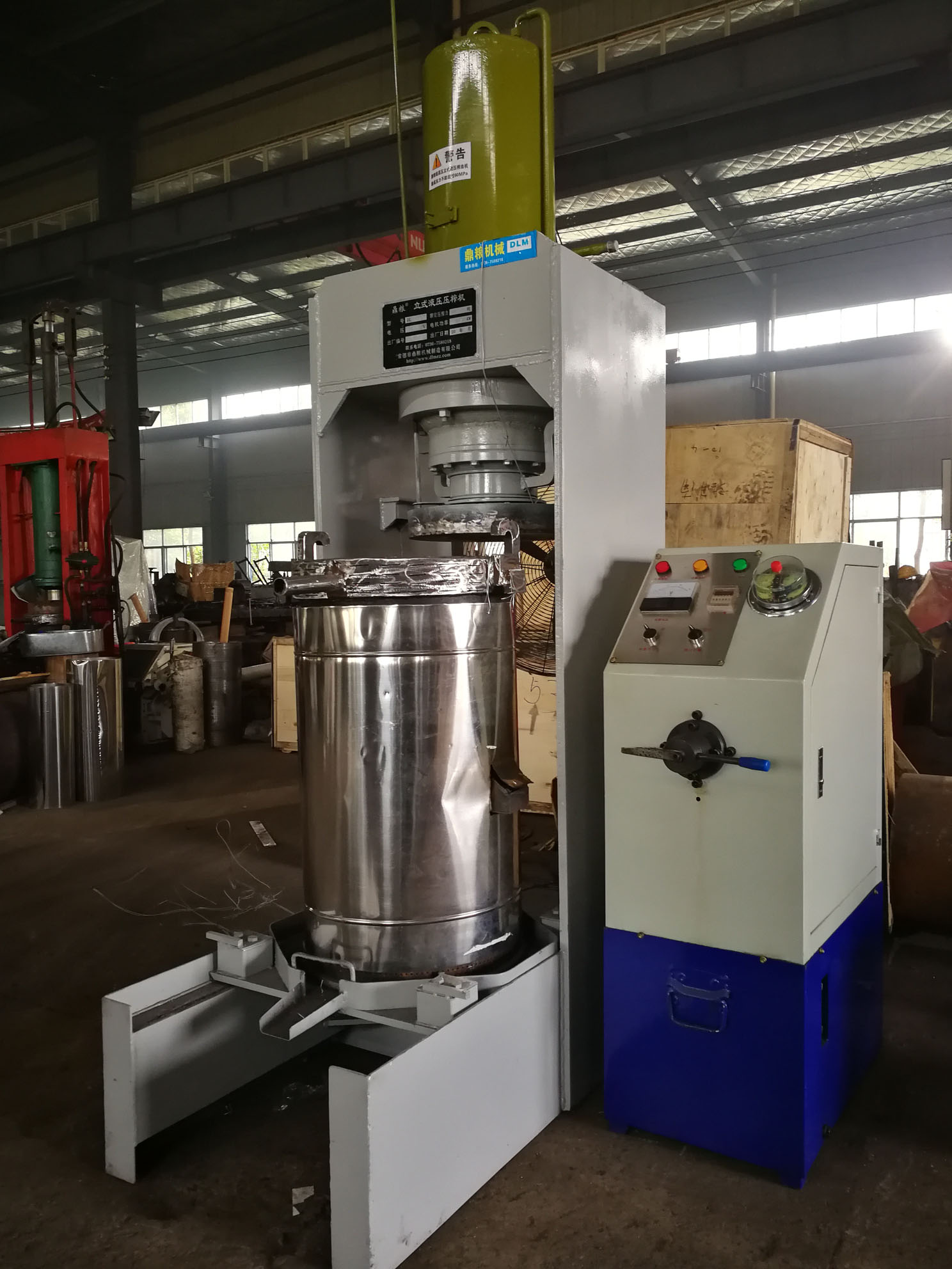 不銹鋼超高壓立式液壓壓榨機(jī)，果汁壓榨機(jī)，果渣壓榨機(jī)，藥材壓榨，油渣處理，白土壓榨